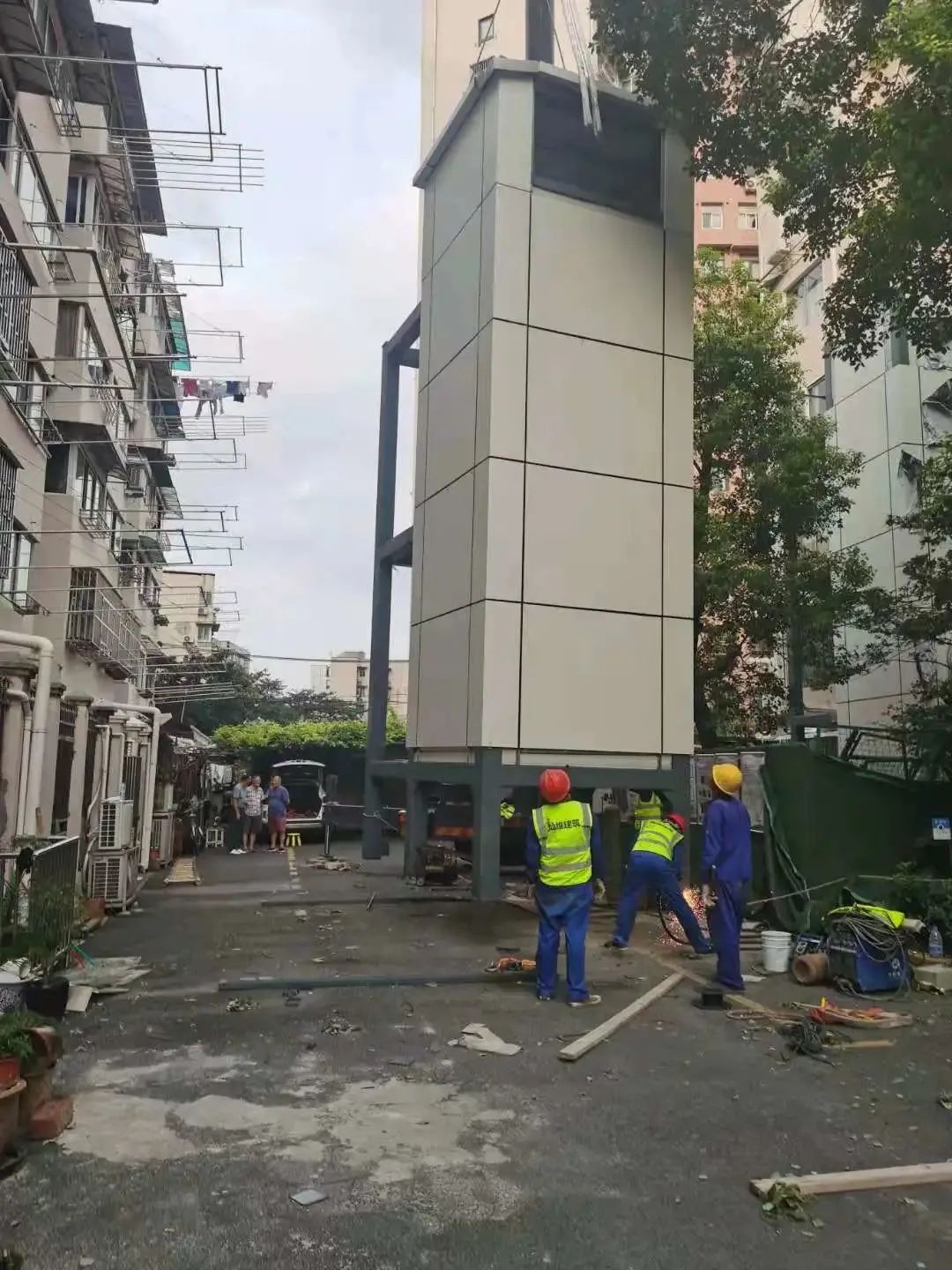 “搭积木”装电梯，少扰民更高效！快看杨浦这台电梯是怎么装上的！
